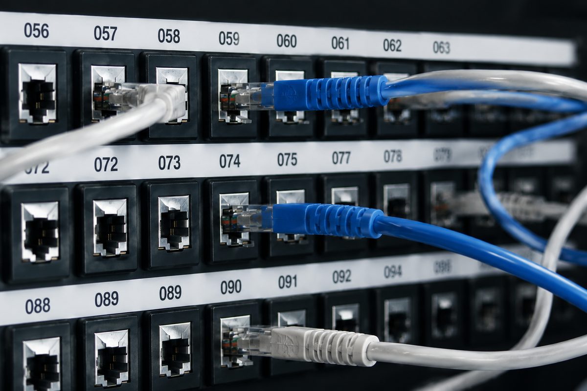 Patchpanel mit beschrifteten Netzwerkanschluessen und Patchkabeln